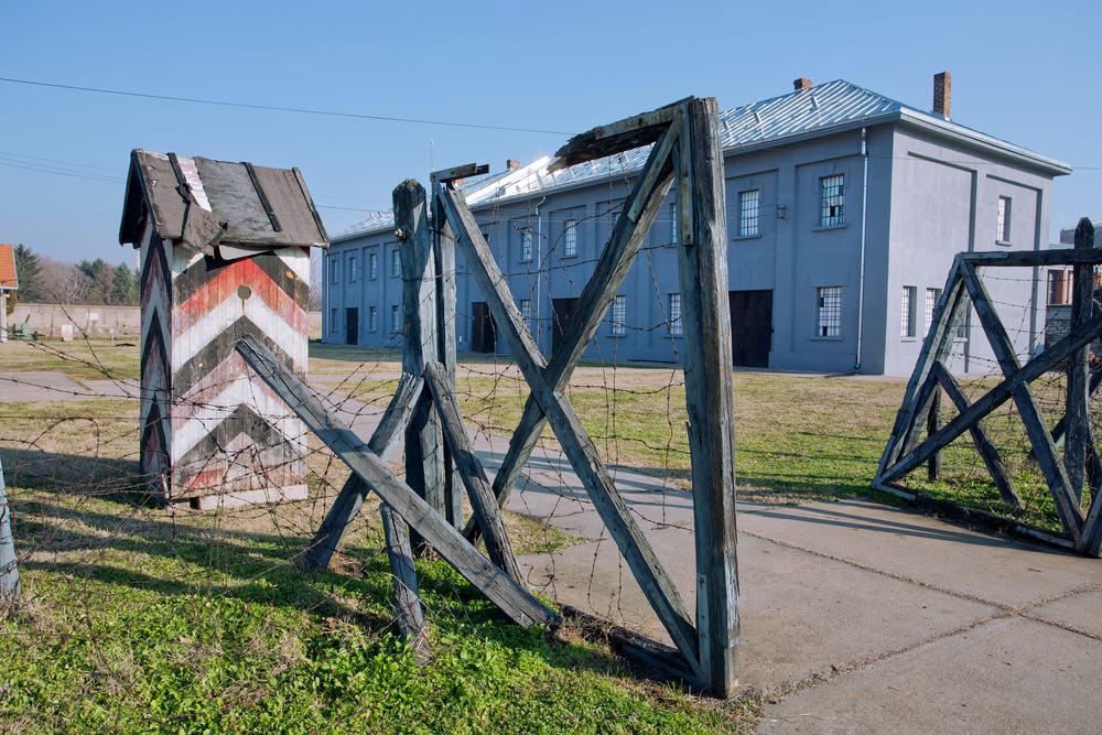 Концентрационный лагерь црвени крст